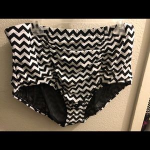 TORRID BLACK & WHITE CHEVRON RUCHED SWIM BOTTOM